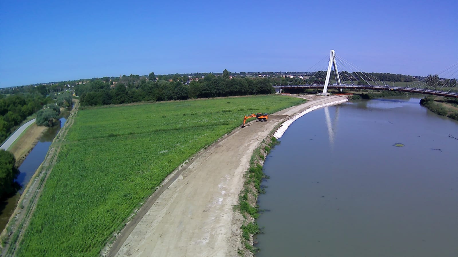 Esecuzione della scogliera di Ostellato sul Canale navigabile